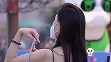 三里屯街拍：不怕女友长得美，就怕出门太招摇