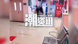 河南一父亲光腿抱女儿深夜看急诊，眼见者1句话太心伤