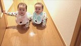 双胞胎宝宝一起啪嗒啪嗒地爬向妈妈，画面太可爱了！