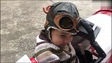 太暖心！父亲为儿子花6个月后院造飞机 小朋友“亲自”驾驶