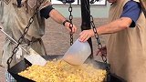 德国大叔正在烹饪的美食！烤土豆片，确实好吃！德国