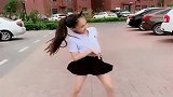 接女儿回家的路上，竟被她用舞蹈“教育”了一番，这娃真没白生！