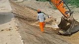 挖掘机神操作，三角尺都用上了