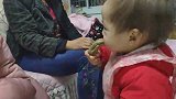 妈妈啃骨头时，旁边的小宝宝直流口水，女儿想吃的表情萌翻了