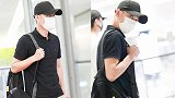 文章穿黑T休闲随性 肩扛又手提埋头赶路尽显低调