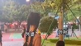 外婆身材像少女，和外孙站在一起更像是姐弟