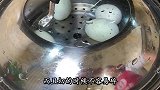 难怪饭店的辣椒皮蛋那么好吃？做法真简单，配米饭吃超过瘾！