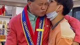 万梓良 为儿子举行18岁成人礼，说到动情处，大哥一改往日霸气，掩面而泣，每个父亲都一样，用严厉表达着爱