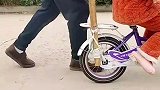 孩子学自行车，爸爸用一根棍子解决，这办法真好用