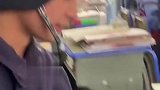 男子课间模仿动画情节，把同学们都看呆了