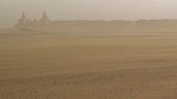 在额济纳旗大漠深处，有一座沉睡了700年的城市黑水城，是丝绸之路上保存最完整的遗址。额济纳旗胡杨林