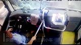 广东一公交车遭小车抢行失控 撞断路边行道树砸3车