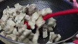 这样做的农家炖肉，比红烧肉还香还解馋，做法简单，全家都爱吃