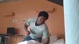 美国护理院恐怖一幕曝光：黑人男子疯狂锤打白人老人致其脸部流血