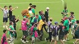 巴坎布赛后与张玉宁侯森热情问候 谢场感谢北京球迷