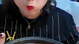 吃麻辣烫必加金针菇，小姐姐这种吃法看着真带劲啊