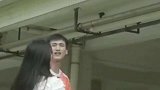 同意是帮两位美女拿衣服，差距简直不要太明显，扎心了！
