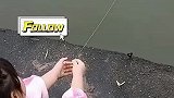 女孩只凭一根绳就钓到鱼，这让拿钓具的叔叔情何以堪