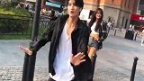 小哥哥路边偶遇美女尬舞，不料却被小姐姐踩伤