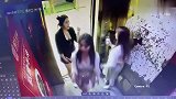 电梯里三个女人热舞
