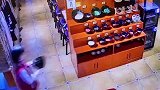 女子走路不慎摔倒，眼看四下无人连忙爬起，为啥要闻一下
