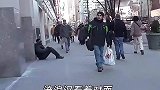 或许只有淋过雨的人，才会替他人打伞