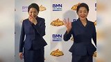 60岁倪萍穿正装配红唇 瘦身后判若两人颜值回春状态好