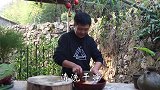 二哥今天用三斤肉做扣肉，上锅蒸3小时，两兄弟一人干掉了一大盘