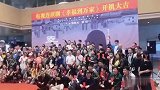 新剧开机赵丽颖与郑晓龙吃饭 素颜徒手啃鸡爪，眼睛笑成一条缝
