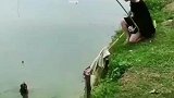 美女钓鱼第一条，这条大鱼上钩了