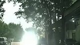 黑车司机逆行堵路，竟直接下车不管了