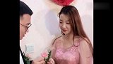 伴郎真是好福气，给伴娘扎花，伴娘害羞的低下了头！