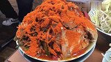 日本小哥吃盖浇面，这一大碗都是小意思