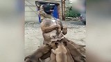 这位狗妈妈，为了不让狗狗们趴在地上，自己站着让孩子们喝奶！