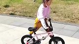 女孩表演花样骑自行车
