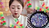 小姐姐直播吃自制软糖串，一口下去超爽，网友：是我向往的生活