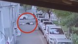 两岁小孩从五楼坠落 小伙奋不顾身徒手接人被砸晕