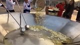 大锅菜“炸葱花”用铁锹翻炒，网友想把丈母娘放进去