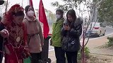 接亲现场打鼓大哥敲的太入神