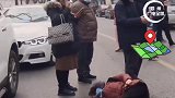 27日，郑州一女子为讨薪躺马路上大哭致道路堵塞30分钟。市民：讨薪要走正规渠道。