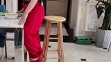 椅子都抽走了，人为什么没有掉下来？