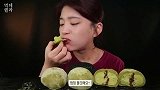 美女试吃巧克力注心绿茶米糕团