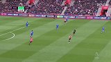 第13分钟卡迪夫城球员贡纳松抢断成功