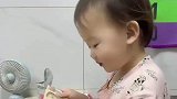 孙女模仿奶奶数钞票笑喷全场，眼神和动作狠狠拿捏