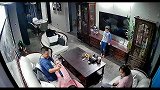 妈妈在酝酿，爸爸赶紧化解场面危机