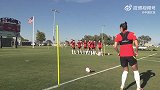女足美国拉练射门训练片段：练习打横梁