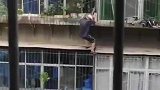 老人出门没带钥匙，竟徒手爬外墙进屋取钥匙