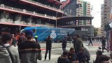 西班牙人大巴抵达梅斯塔利亚球场 球迷频频拍照大战一触即发