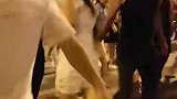 夜幕下的广场舞，这舞姿抖动幅度真是大啊