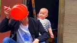 老爸的光头太显眼，双胞胎兄弟真逗，直接往他头上敲了一下！
